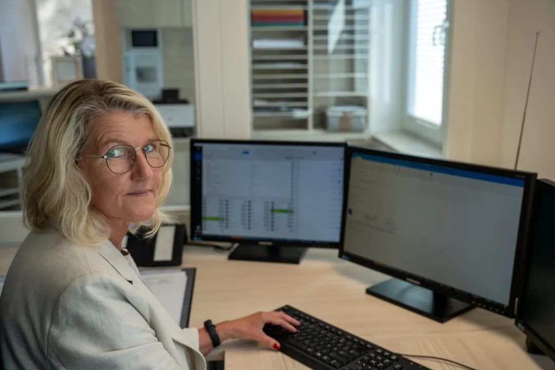 Frau arbeitet am Computer in einem Büro