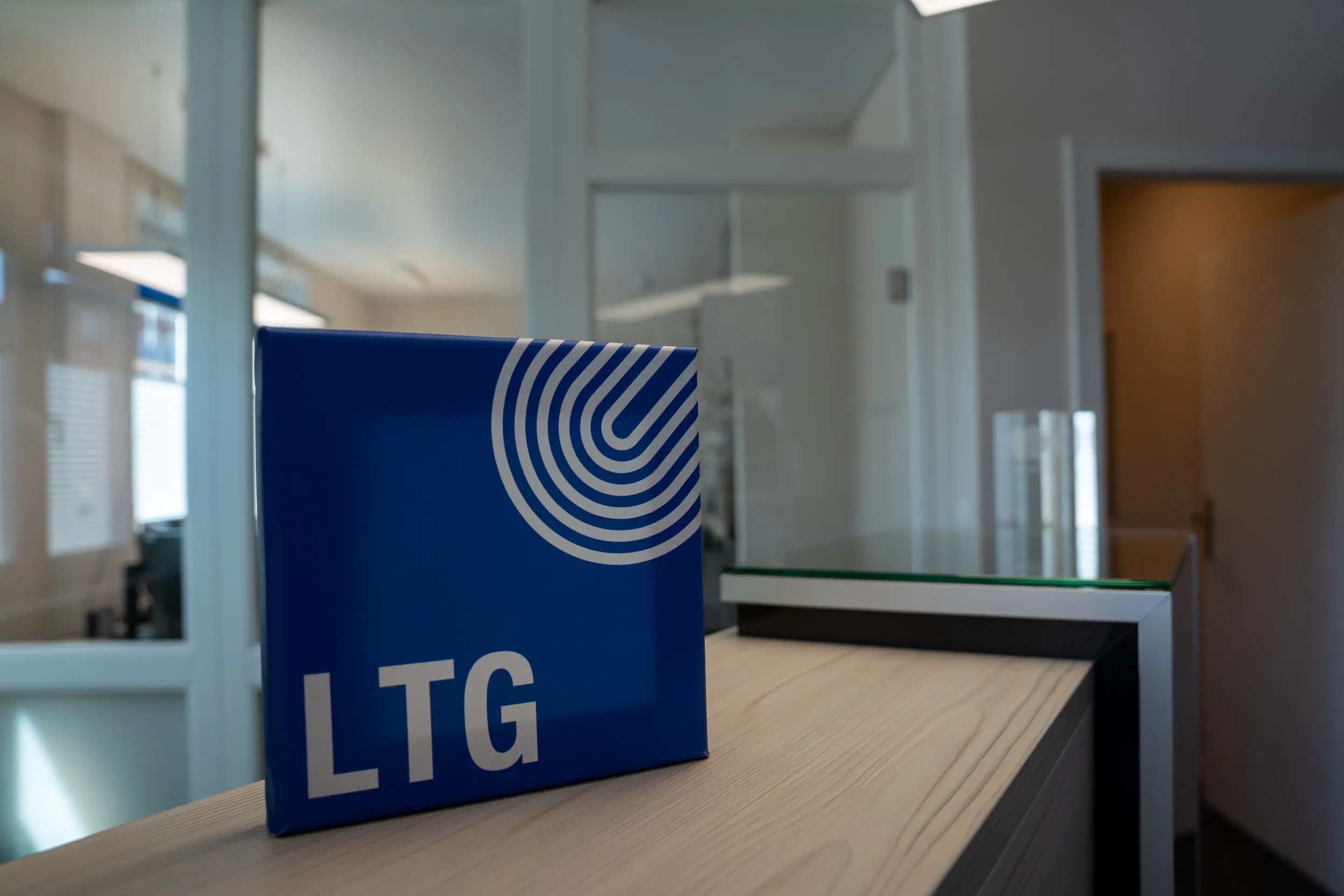 Empfangstresen mit LTG-Logo
