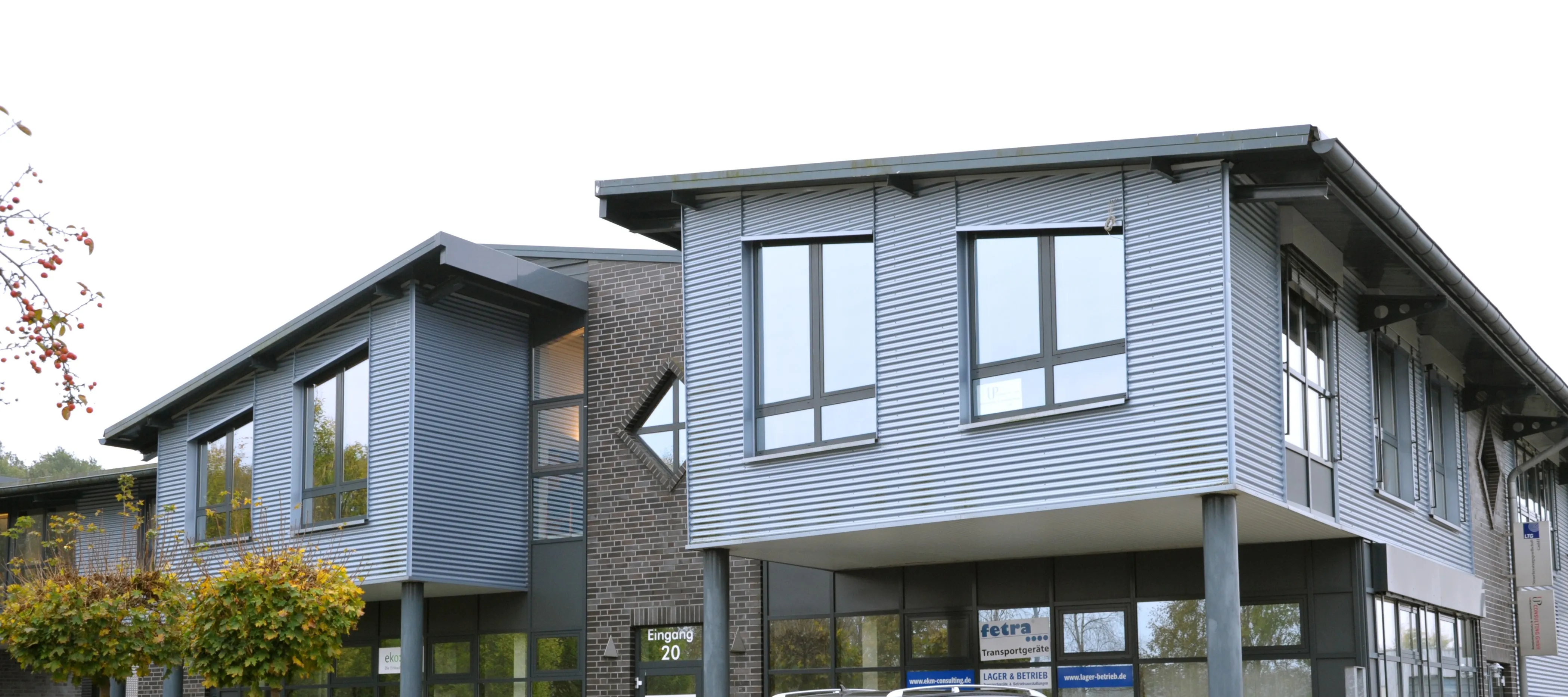 Modernes blaues Bürogebäude mit vielen Fenstern
