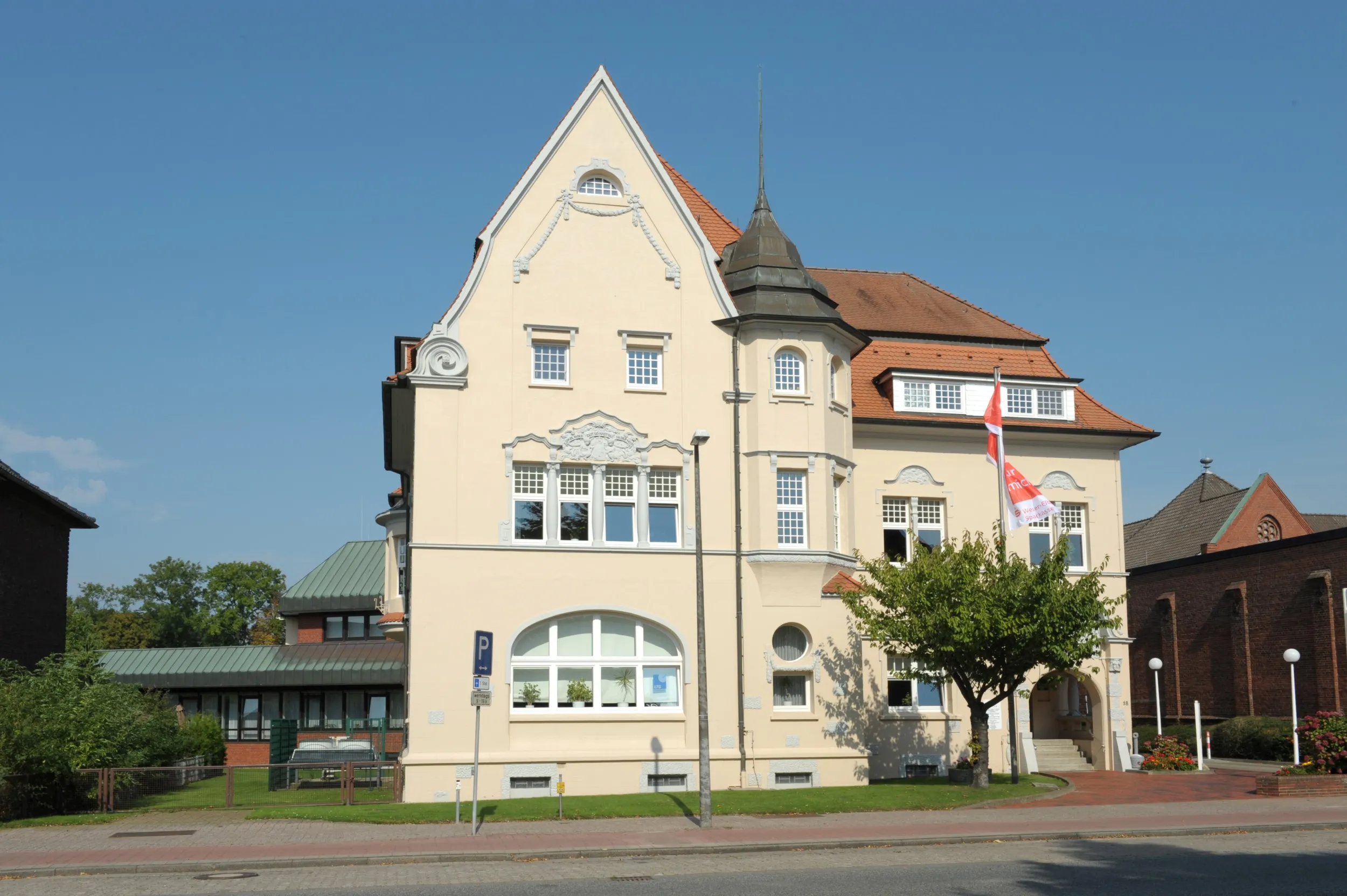 Weißes modernes Haus mit Vorgarten
